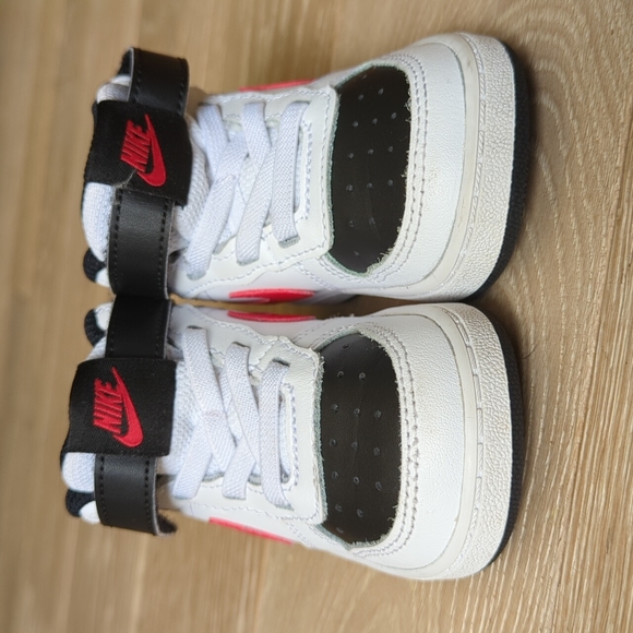 ***SOLD*** Toddler 6c Nike Court Borough Mid - Picture 2 of 7